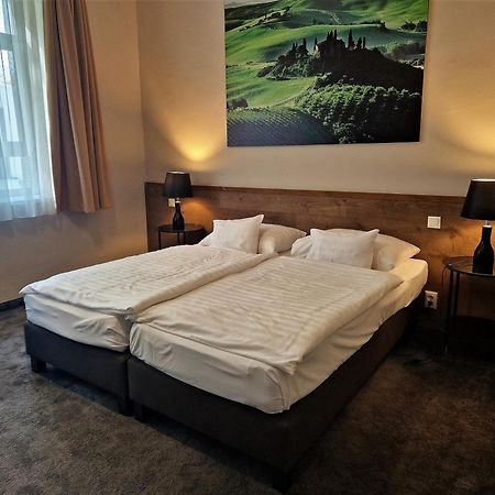 Garda Hotel โซมบ็อตเฮย์ ภายนอก รูปภาพ