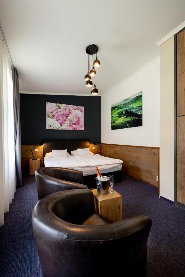 Garda Hotel โซมบ็อตเฮย์ ภายนอก รูปภาพ