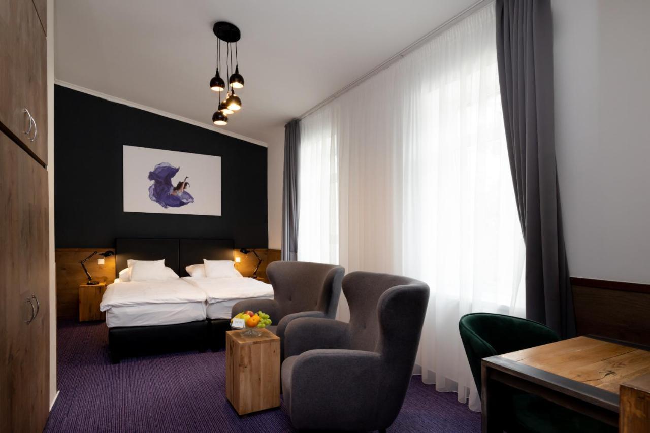 Garda Hotel โซมบ็อตเฮย์ ภายนอก รูปภาพ