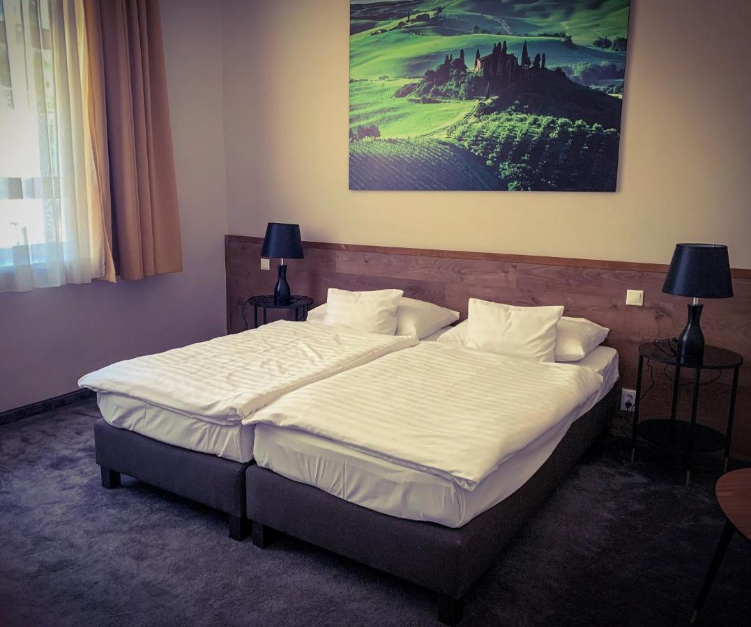 Garda Hotel โซมบ็อตเฮย์ ภายนอก รูปภาพ