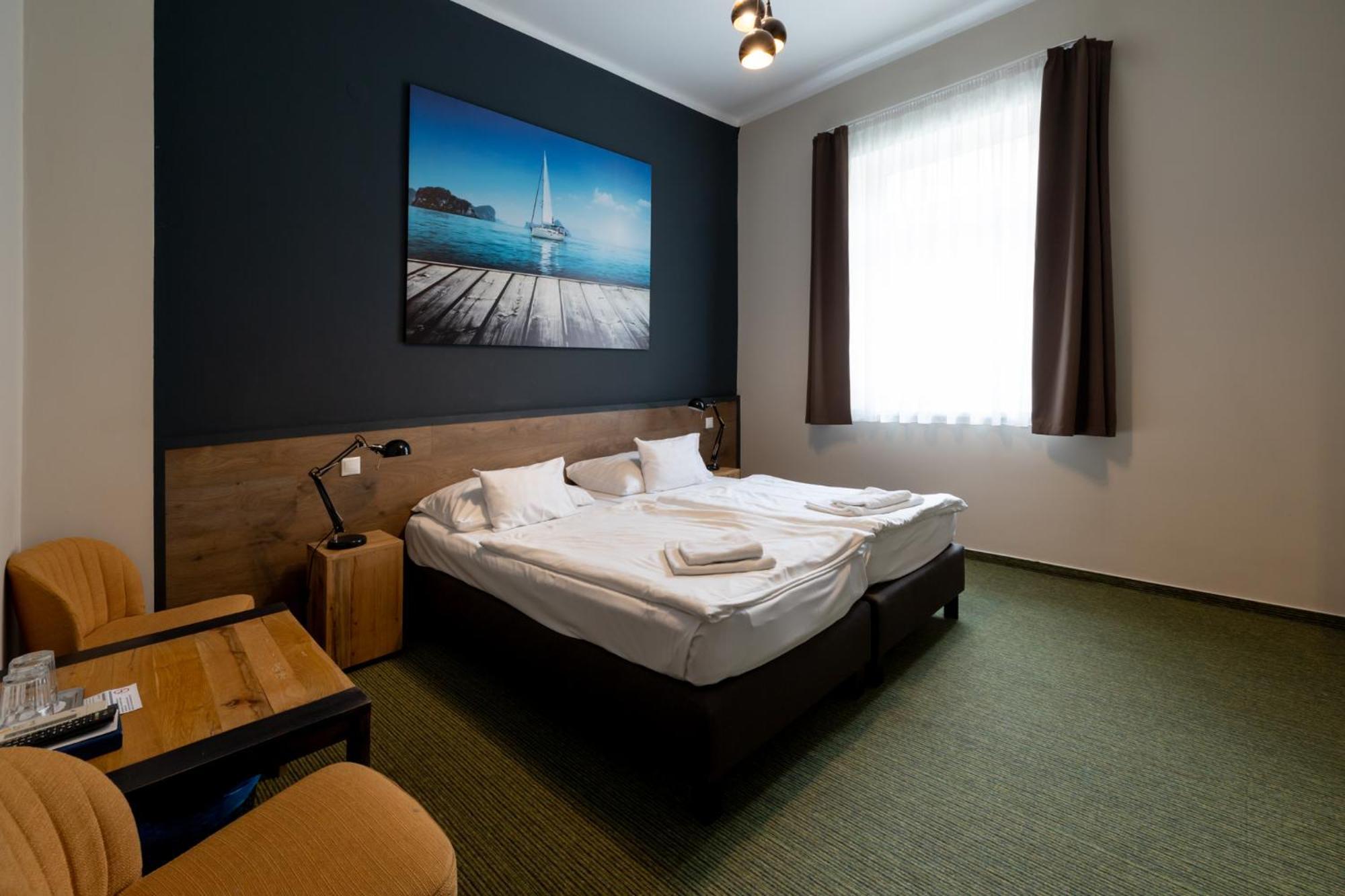 Garda Hotel โซมบ็อตเฮย์ ภายนอก รูปภาพ