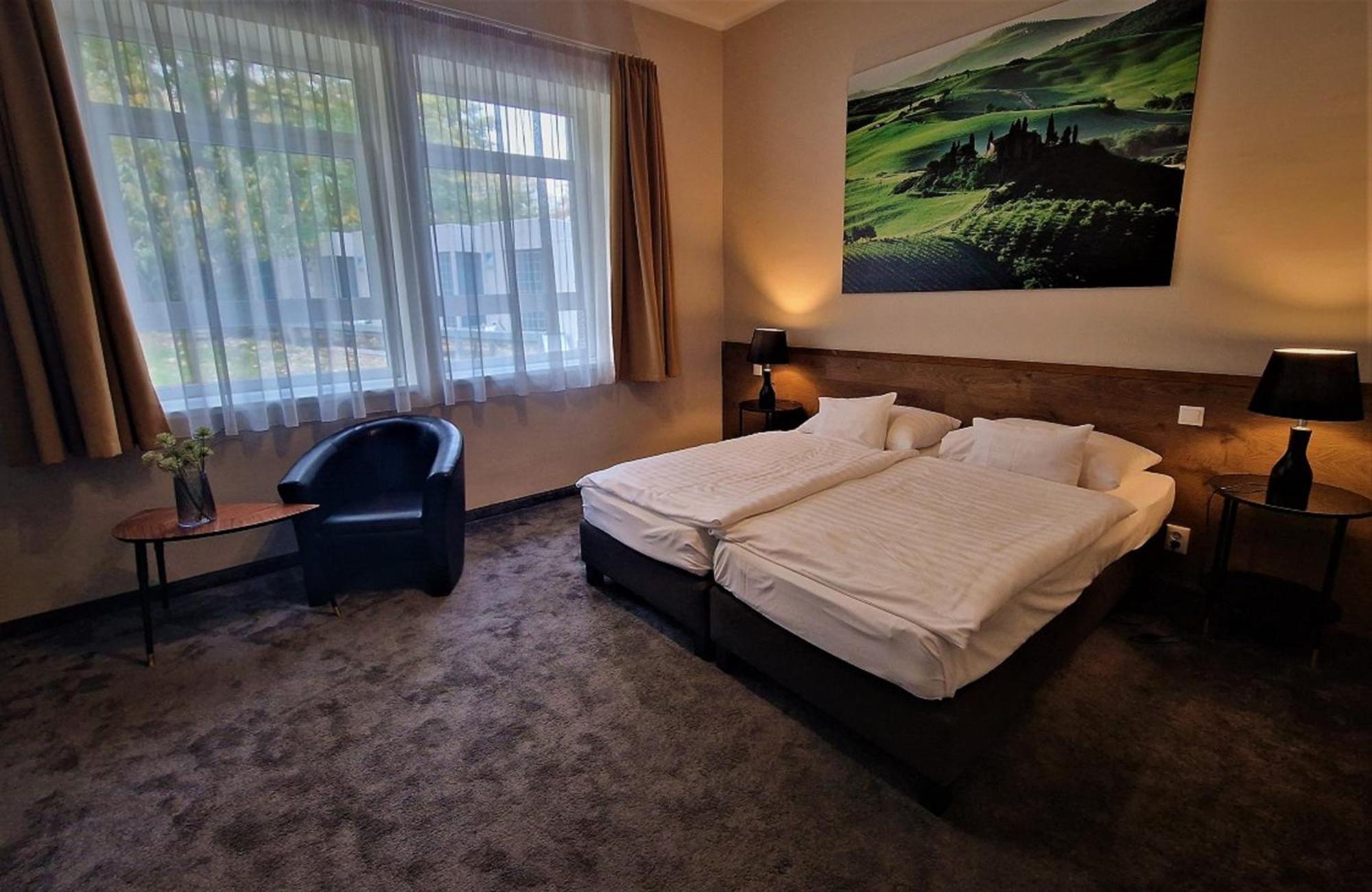 Garda Hotel โซมบ็อตเฮย์ ภายนอก รูปภาพ