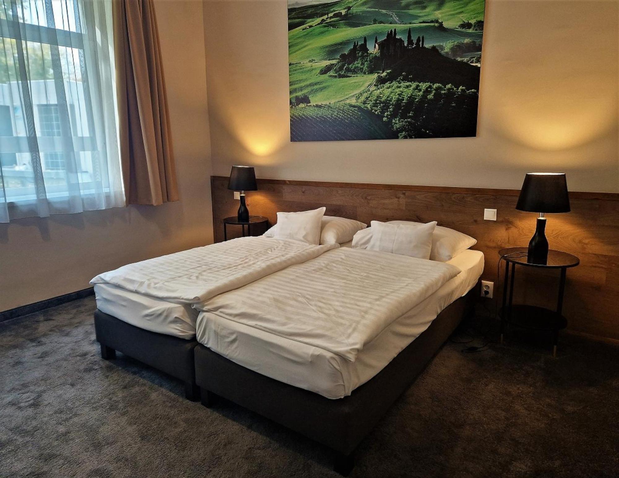 Garda Hotel โซมบ็อตเฮย์ ภายนอก รูปภาพ