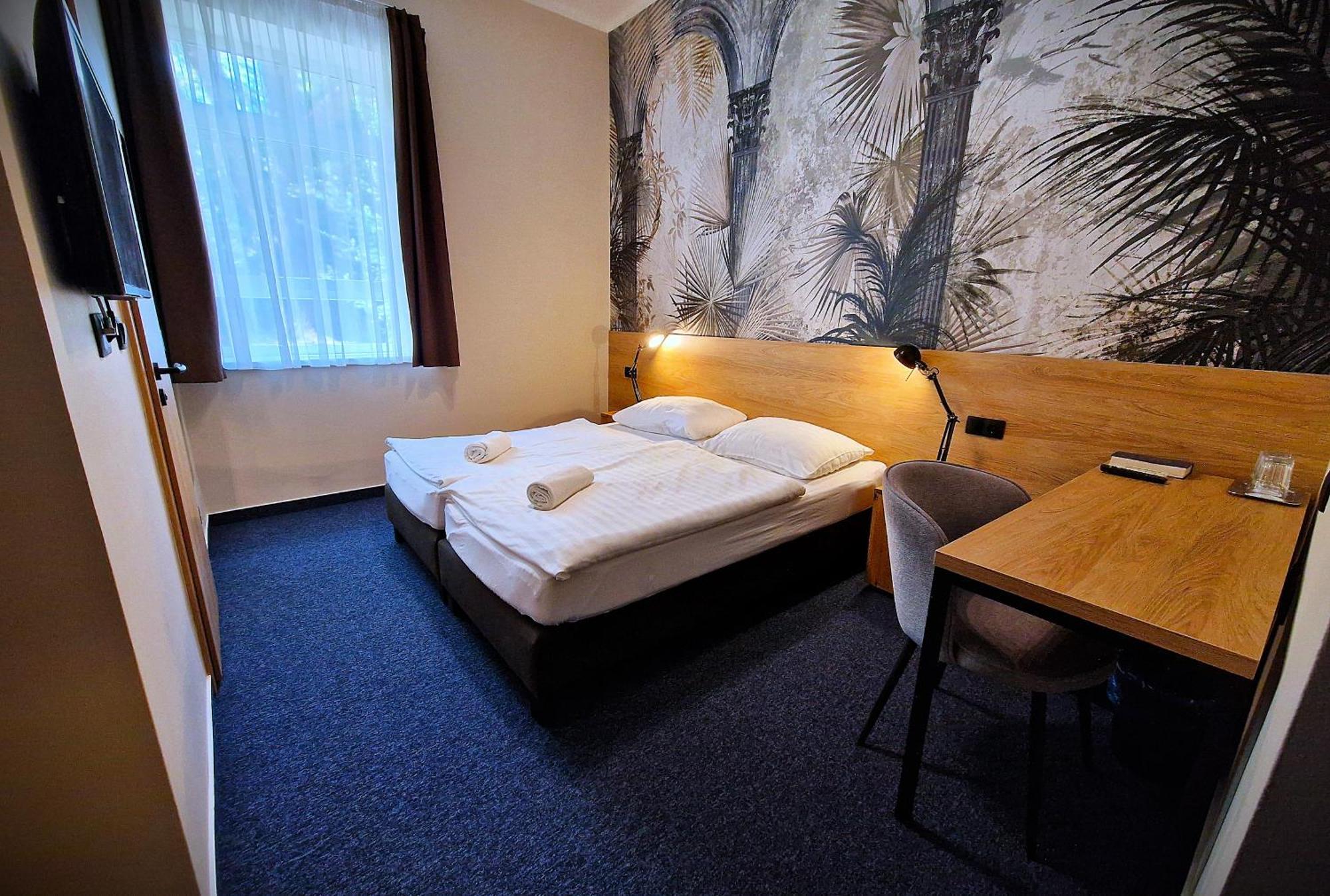 Garda Hotel โซมบ็อตเฮย์ ภายนอก รูปภาพ