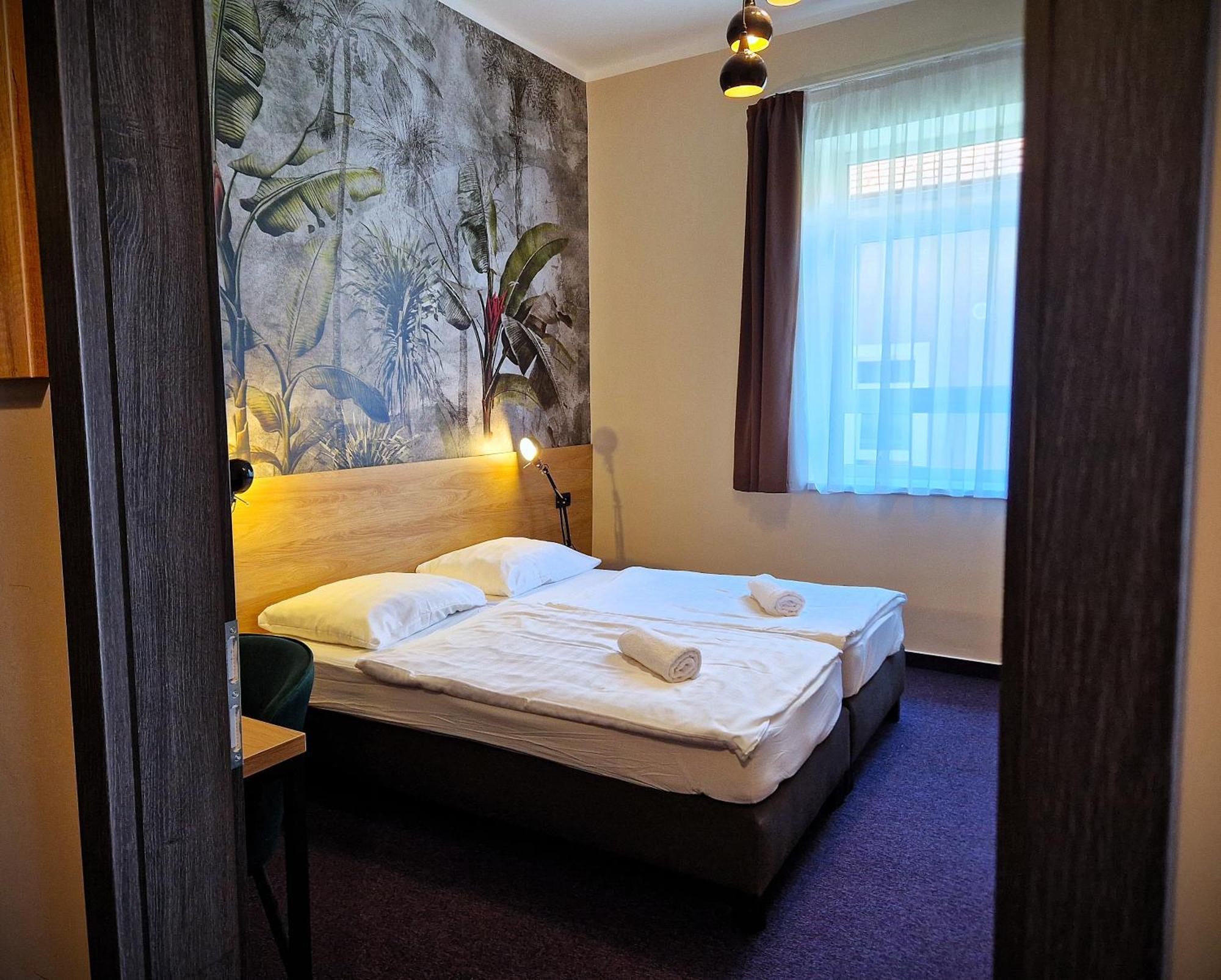 Garda Hotel โซมบ็อตเฮย์ ภายนอก รูปภาพ